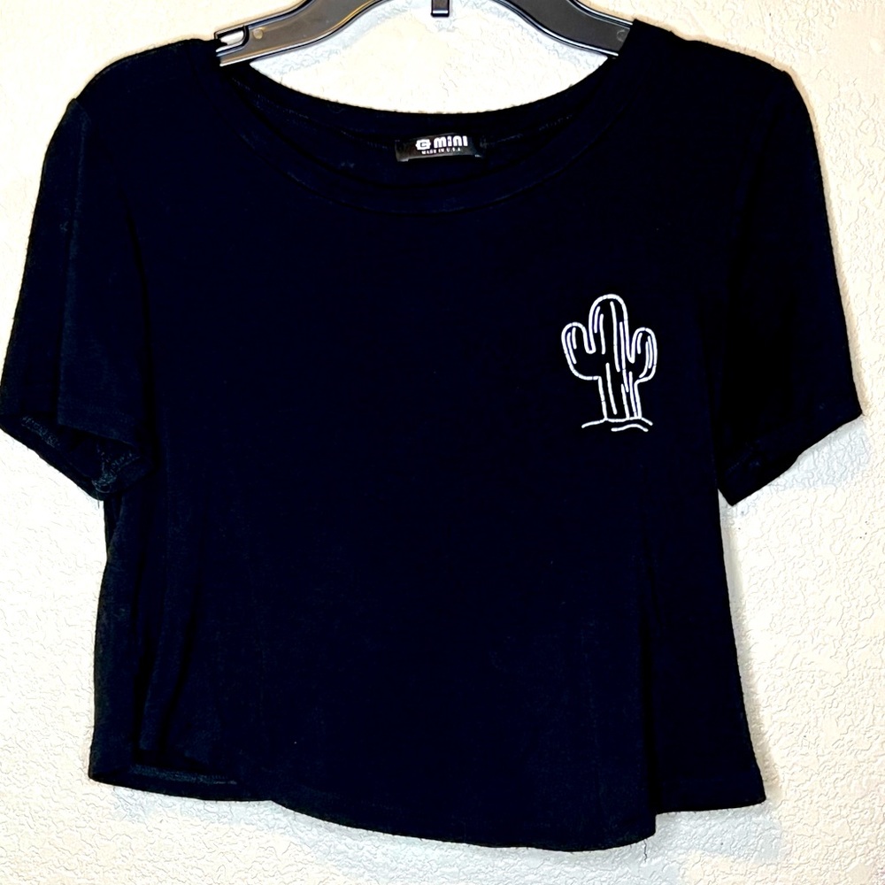 Black crop top with cactus. A soft fabric and very comfortable.